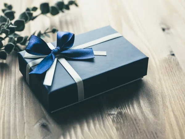 Apakah butiran yang perlu dipertimbangkan semasa menyesuaikan hadiah promosi jenama?