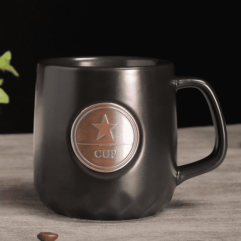 Mug Seramik dengan Lencana Pin Logam